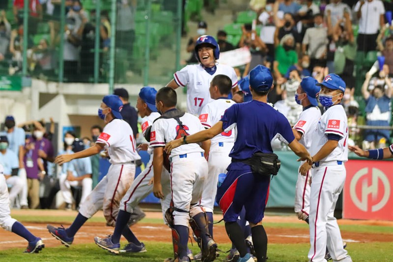 U12世界盃棒球賽29日開打，台灣隊此屆力拚連霸，首戰交手巴拿馬隊一路落後，陳瑞鑫敲出關鍵追平安打，開心跳起慶祝。（中華民國棒球協會提供）中央社記者謝靜雯傳真 111年7月29日