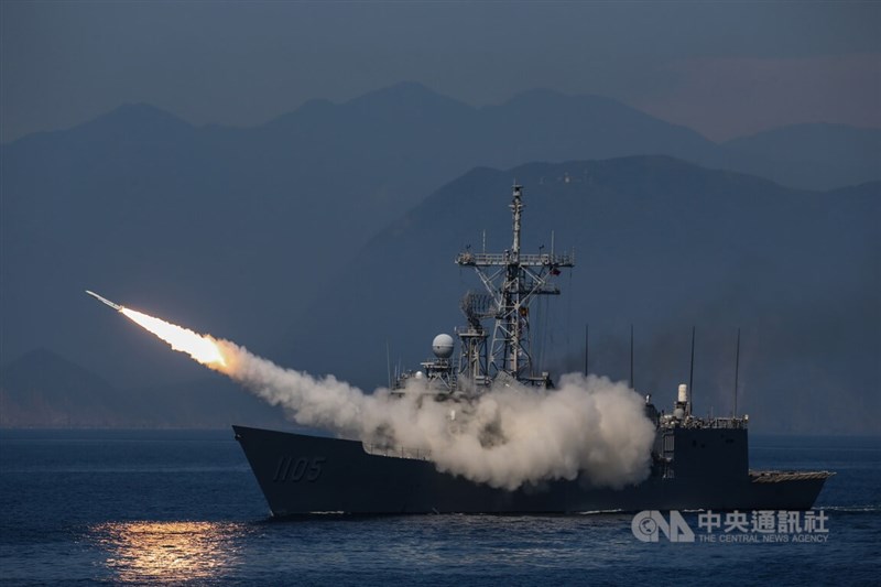 海軍成功級艦同步實彈射擊「標準一型」防空飛彈，發射瞬間產生陣陣濃煙。中央社記者趙世勳攝 111年7月26日