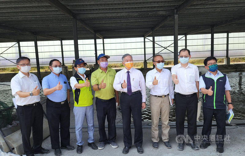 行政院副院長沈榮津(右4)29日下午在高雄市副市長林欽榮(左3)等人陪同下,參訪高雄市永安區漁電共生示範案場「凱亞養殖場」,沈榮津表示,這次參訪目的主要是顧好養殖漁業基本盤,鼓勵種綠電。中央社記者洪學廣攝 111年7月29日