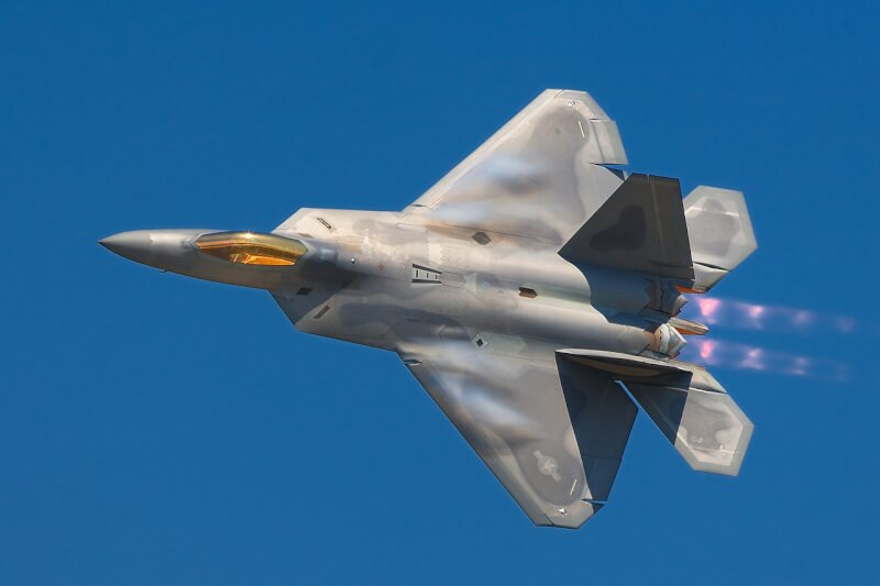 圖為F-22戰機。（圖取自維基百科共享資源，作者：Rob Shenk，CC BY-SA 2.0）