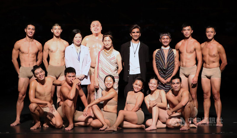 布拉瑞揚舞團新作「己力渡路」29日晚間將在北藝中心登場,藝術總監布拉瑞揚(後右4)表示,這次舞團前進新竹縣尖石鄉找到歌手雲力思(後右5),學習泰雅族生活方式,並以泰雅族的織布文化為起點,透過舞者腳步,織出泰雅族的生活與遷徙之路。中央社實習記者李欣縵攝 111年7月29日
