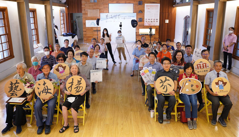 新竹生活美學館邀請藝術家黎蘭(前左3)、胡達華(前左2)及陳次雄(前左)擔任主角,推出人物影像民族誌,記錄高齡藝術家的生命歷程,29日正式發表,美學館長葉于正(前右3)等人出席與會。(新竹生活美學館提供)中央社記者王寶兒傳真 111年7月29日