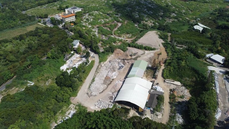 張姓男子組成環保犯罪集團,涉在台中市后里區某廠區違法傾倒、堆置大量廢棄物,此廠區經開挖後,發現埋有大量營建混合物,廠內另堆置裝有廢塑膠混合物、廢電子零件外殼等不明廢棄物的太空包。(台中地檢署提供)中央社記者蘇木春傳真 111年7月29日