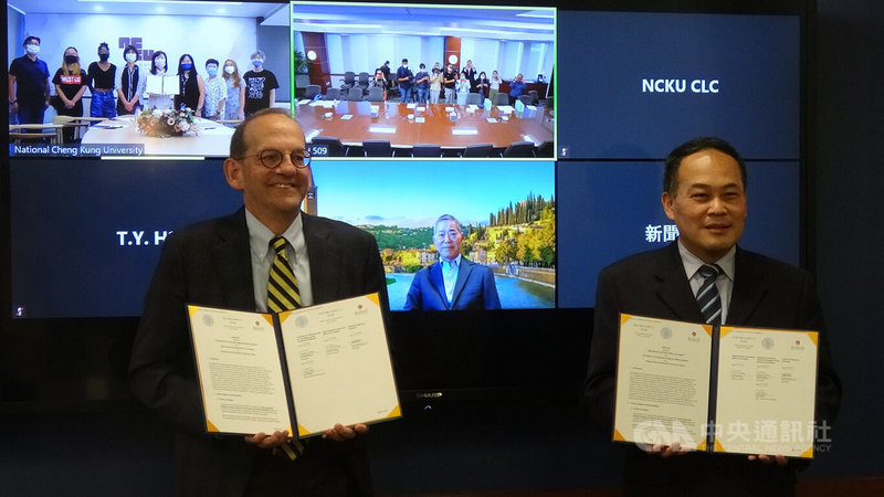 駐洛杉磯台北經濟文化辦事處長黃敏境(右)、加州大學爾灣分校(UCI)副校長史登(Hal Stern)及透過視訊參與的國立成功大學校長蘇慧貞簽署校對校的教育合作協議。在UCI成立獎學金的總統府國策顧問楊信線上參與。中央社記者林宏翰洛杉磯攝 111年7月29日
