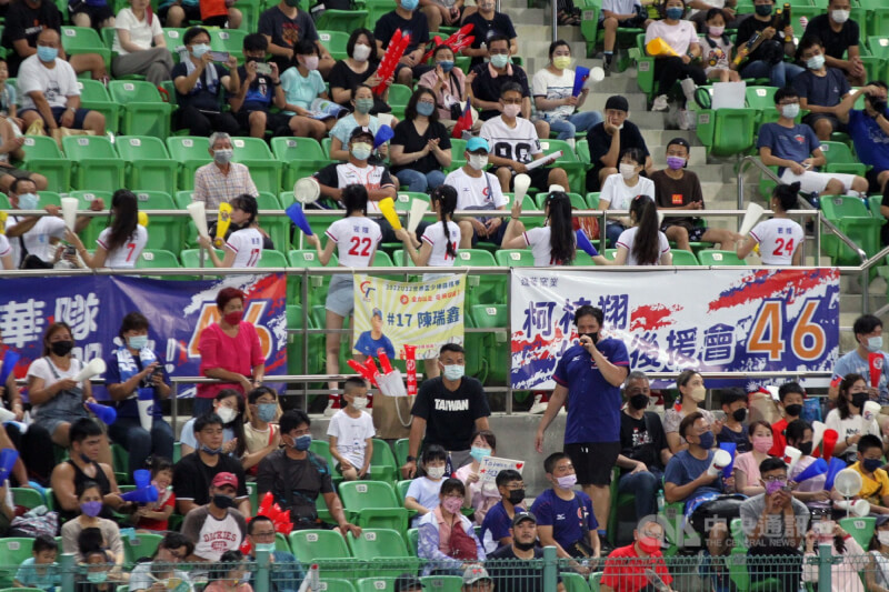 第6屆U12世界盃少棒錦標賽29日在台南亞太國際棒球訓練中心點燃戰火,台灣隊晚間6時30分對戰巴拿馬隊,吸引不少觀眾進場為小將們加油打氣。中央社記者楊思瑞攝 111年7月29日