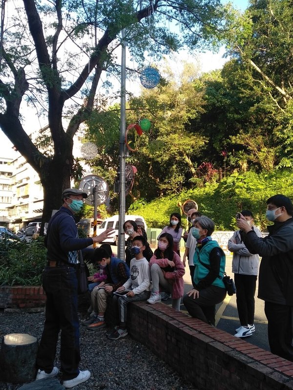 台灣科技大學和台北市景興國小合作,製作社區互動生態地圖,推動老少共學、共玩,社區踏查過程中,邀請講師為老少學員們解說景點的名稱由來、地景變遷及歷史發展脈絡。(台科大提供)中央社記者陳至中台北傳真 111年7月29日