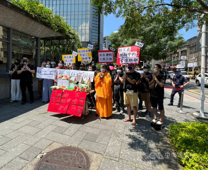 社工團體29日上午集結在衛福部大門前,以普渡法會形式,表達應檢討社會安全網等訴求。中央社記者沈佩瑤攝 111年7月29日
