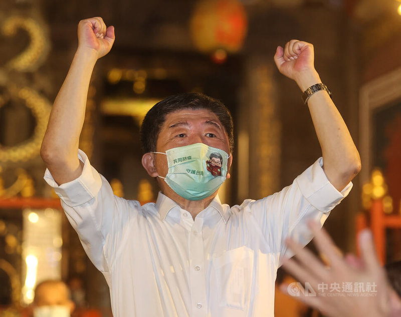 民進黨台北市長參選人陳時中29日晚間走訪萬華艋舺清水巖祖師廟參拜祈福，並參加「阿中與你相見歡」見面會活動，高舉雙手回應現場熱情支持者歡呼。中央社記者鄭清元攝 111年7月29日