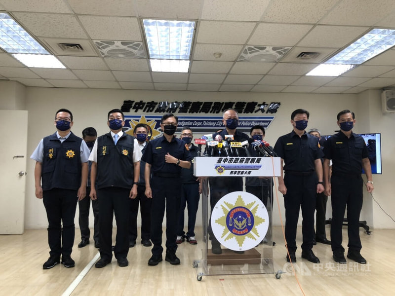 台中市潭子區24日發生滷味攤老闆槍擊命案,警方29日尋獲林姓凶嫌遺體。台中市政府警察局長蔡蒼柏(前右3)30日主持案件說明會說明案情。中央社記者趙麗妍攝 111年7月30日
