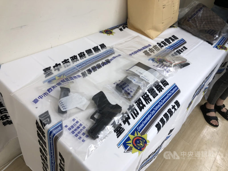 台中市潭子區24日發生滷味攤老闆槍擊命案,警方29日尋獲凶嫌遺體,並起出凶嫌犯案用槍枝等證物。中央社記者趙麗妍攝 111年7月30日