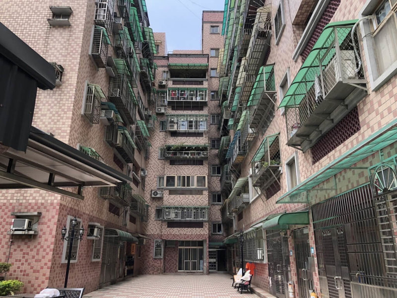 新北市政府工務局30日舉行「111年度新北市集合住宅建築物公共安全檢查申報暨無障礙設施改善」法令說明會指出,已公告自114年起,6層樓以上未達8層樓的集合住宅須每4年辦理一次公共安全申報。(新北工務局提供)中央社記者黃旭昇新北傳真 111年7月30日