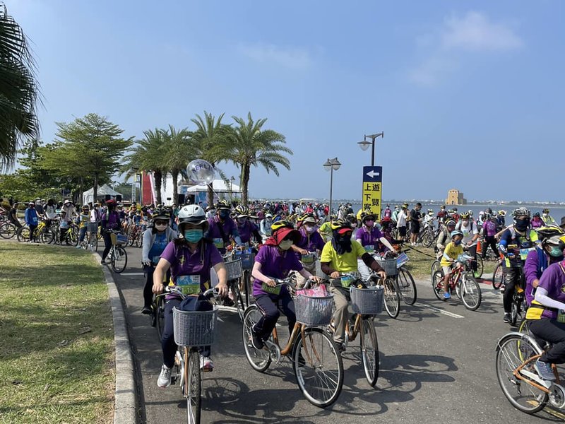 大鵬灣國際休閒特區睽違3年再度開園,大鵬灣國家風景區管理處30日起一連兩天舉辦「大鵬灣藝騎GO」單車遊活動,吸引民眾參與。(大鵬灣國家風景區管理處提供)中央社記者李卉婷傳真 111年7月30日