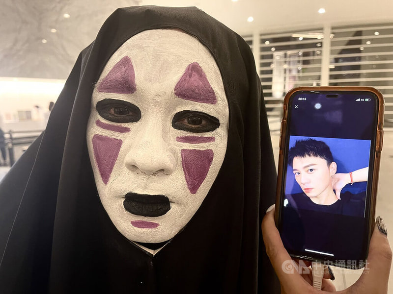 台南市美術館2館特展「亞洲的地獄與幽魂」持續展出中,適逢農曆7月到來,特別推出的百鬼漫遊Cosplay午夜專場30日晚間熱鬧登場,一名帥哥打扮成動畫電影「神隱少女」中的妖怪角色「無臉男」亮相。中央社記者張榮祥台南攝 111月7月30日