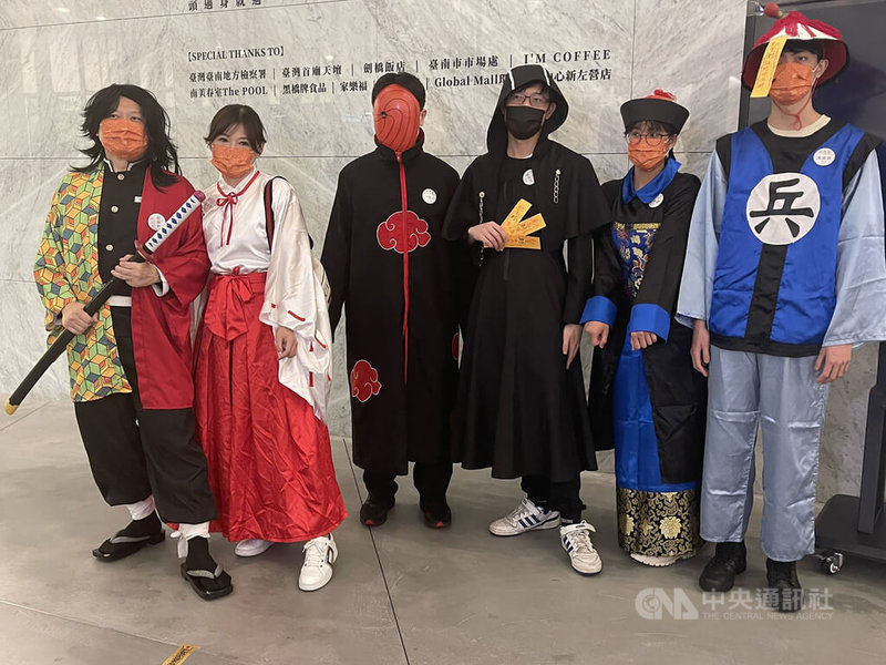 台南市美術館2館特展「亞洲的地獄與幽魂」引爆話題,30日晚間並推出百鬼漫遊Cosplay午夜專場活動,邀請民眾變裝參加,有民眾一家人全都到場,每人扮相都各有特色。中央社記者張榮祥台南攝 111月7月30日