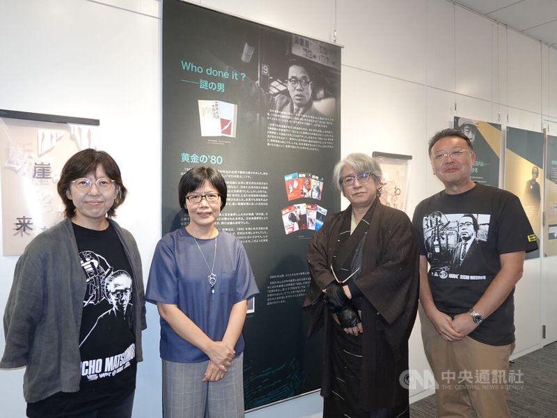 日本推理小說家京極夏彥(右2)30日受邀暢談台灣推理文學魅力。中央社記者楊明珠東京攝 111年7月30日