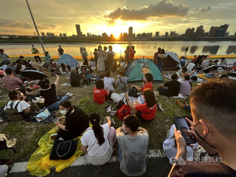 不少民眾早早到場卡位,等待夜晚煙花綻放。中央社記者徐肇昌攝 111年7月30日