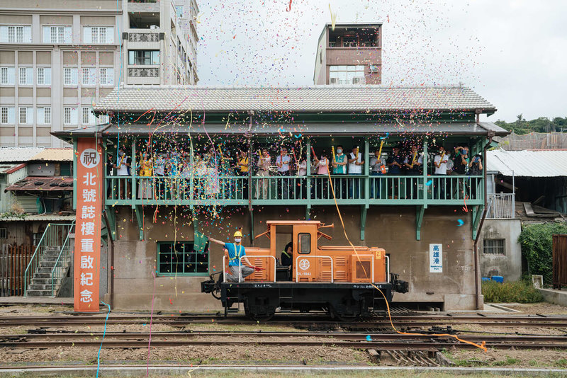 高雄港站北號誌樓走過祝融,30日舉辦重啟紀念典禮,現場以火車鳴笛象徵北號誌樓重生,睽違14年重新開放,向世人展示百年前的鐵道聯鎖技術。(高雄市政府提供)中央社記者曾以寧傳真 111年7月30日