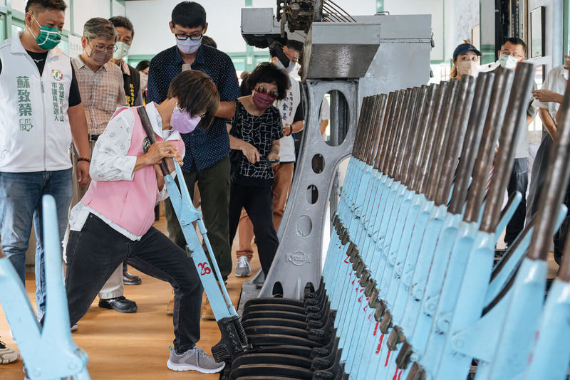 高雄港站北號誌樓歷經祝融重新整頓,30日起重新開放,其中「手動機械聯鎖裝置」全靠槓桿原理與機械卡榫集中操作閘柄,穿越數百公尺以「遙控」轉轍器。(高雄市政府提供)中央社記者曾以寧傳真 111年7月30日