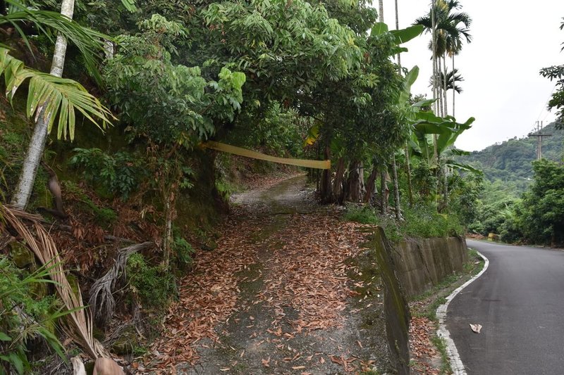 台中市潭子區24日發生滷味攤老闆槍擊命案,警方鎖定太平山區為搜索熱區,29日發現凶嫌遺體,封鎖山區入口。(民眾提供)中央社記者趙麗妍傳真 111年7月30日