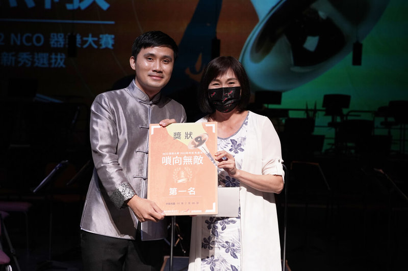 台灣國樂團主辦的NCO器樂大賽「2022嗩向無敵新秀選拔」結果出爐,由溫育良(左)獲得冠軍,國立傳統藝術中心主任陳悅宜(右)頒獎祝賀。(台灣國樂團提供)中央社 111年7月30日