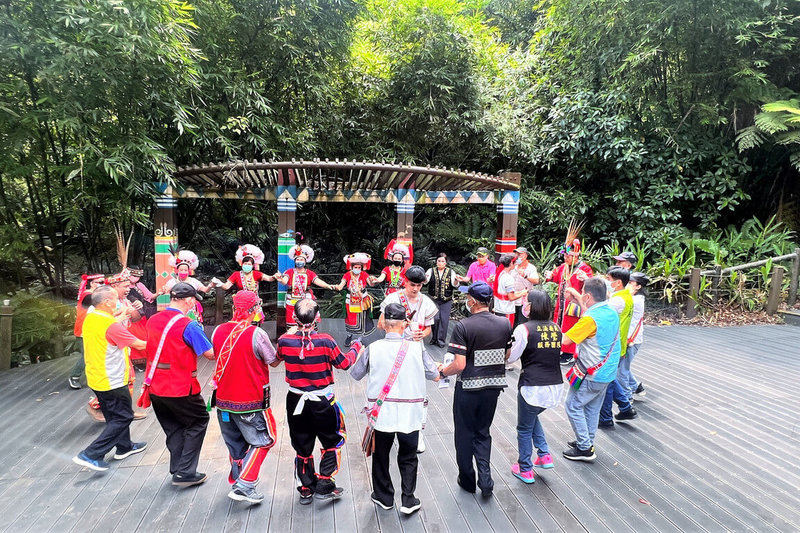 新北市土城區公所指出,「原住民族群居原鄉意象生態公園」整修工程29日在土城地區原民頭目見證下開工祈福,這也是近16年來公園首度全面大翻修,預計今年12月完工。(土城區公所提供)中央社記者黃旭昇新北市傳真 111年7月30日