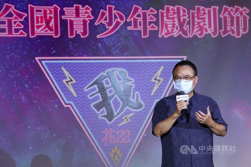 第22屆花樣年華全國青少年戲劇節頒獎典禮30日下午在台北舉行,文化部政務次長蕭宗煌出席致詞,勉勵青年學子勇敢踏上舞台,盡情演出。中央社記者王騰毅攝 11年7月30日