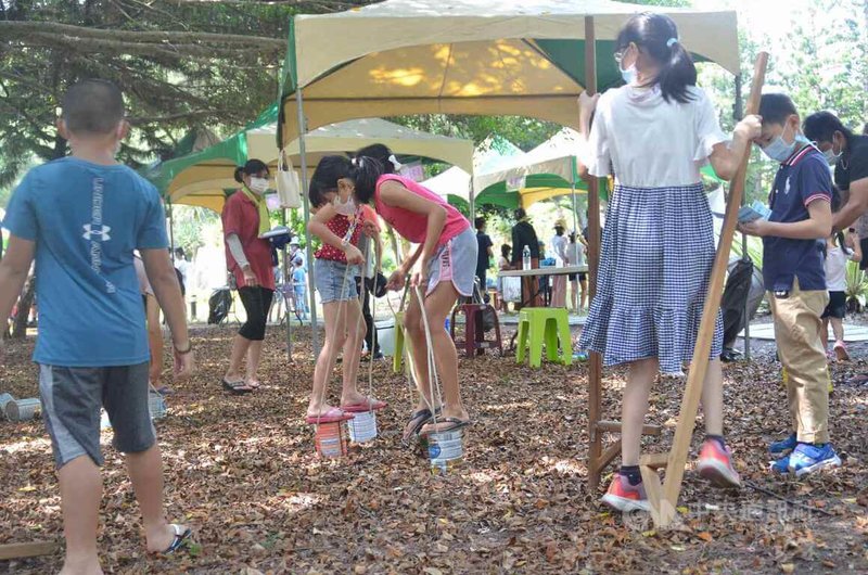2022湖西童玩嘉年華「囝仔的春天」30日在澎湖林投公園登場,小朋友現場體驗踩高蹺,感覺新奇有趣。中央社 111年7月30日