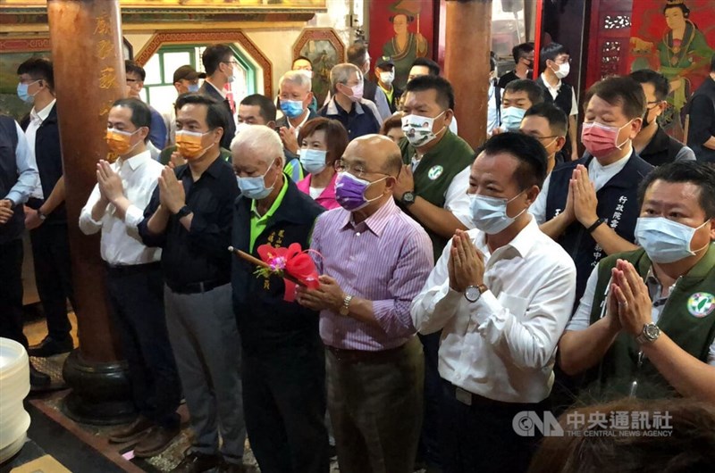 行政院長蘇貞昌(前右3)30日在行政院發言人羅秉成(前右5)、嘉義縣長翁章梁(前右2)等人陪同下,前往嘉義縣六腳鄉娘媽堂參拜祈福。中央社記者黃國芳攝 111年7月30日