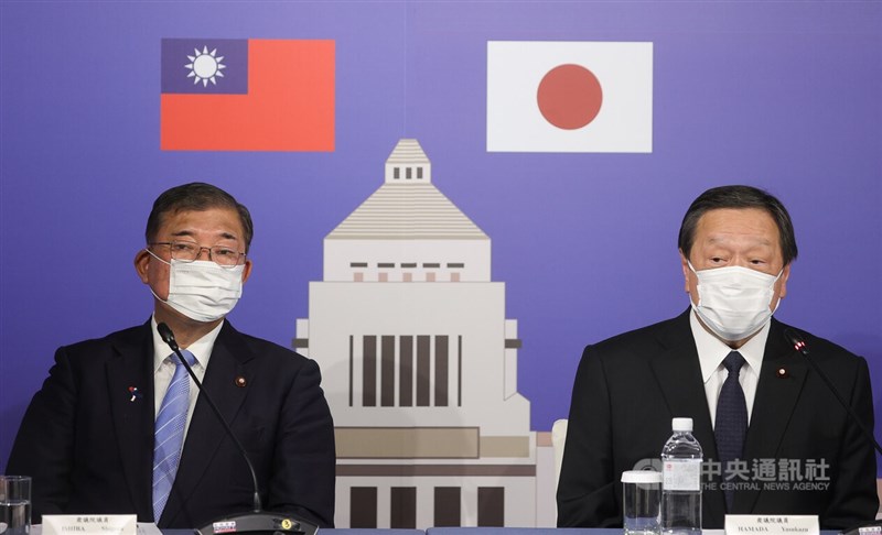 日本跨黨派國會議員組成的「思考日本安全保障議員之會」訪問團30日舉行訪台記者會,日本前防衛大臣石破茂(左)與前防衛大臣濱田靖一(右)等人出席。中央社記者謝佳璋攝 111年7月30日