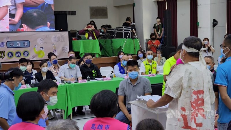 高雄市政府和經濟部30日舉辦大林蒲遷村案第3次說明會,當地居民和里長登記發言,提出提升建蔽率與容積率,土地足夠再談遷村,且希望能比照921大地震用特別法處理遷村、爭取空污補償費等。中央社記者洪學廣攝 111年7月30日