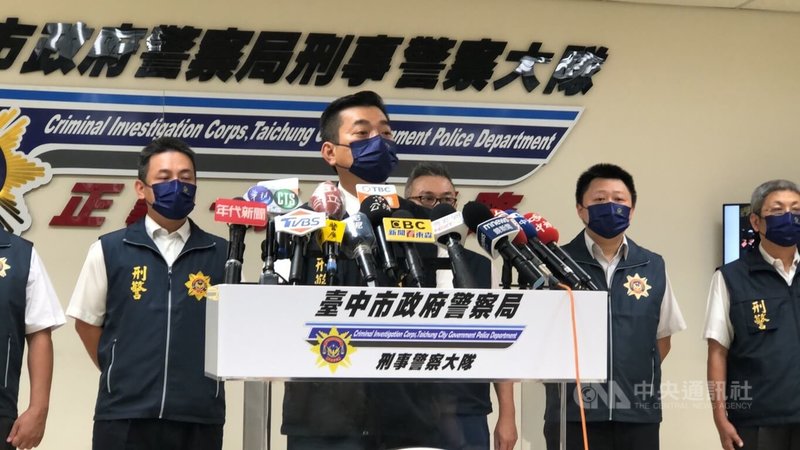 台中市潭子區24日發生滷味攤老闆槍擊命案,警方連日偵辦,29日尋獲凶嫌遺體。台中市政府警察局30日召開案件說明會,由刑事警察大隊大隊長林明佐(中)說明案情。中央社記者趙麗妍攝 111年7月30日