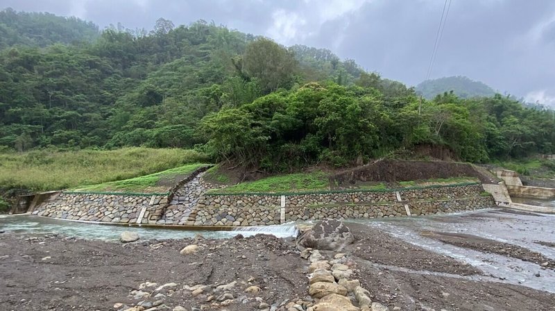 屏東林區管理處30日表示,110年度辦理含旗山63林班坑溝土砂防治工程等4項工程,分別獲農委會優良農業建設工程獎1項優等、3項佳作肯定。(林務局提供)中央社記者曾以寧傳真 111年7月30日