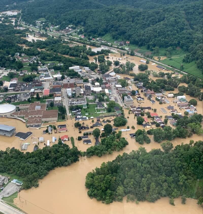 美國肯塔基州東部降下猛烈豪雨釀成洪災。（圖取自twitter.com/FEMA_Deanne）