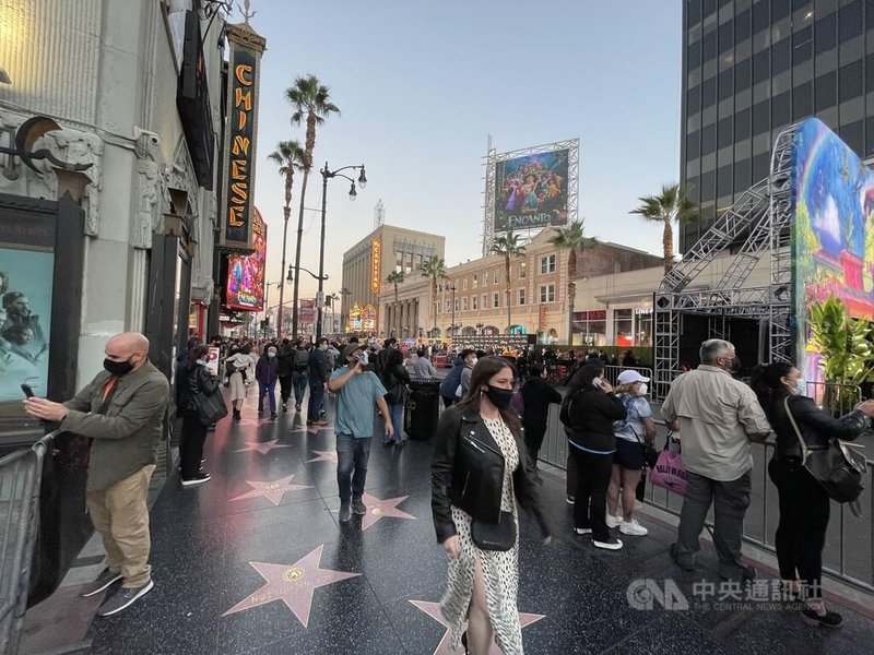 好萊塢星光大道（Hollywood Walk of Fame）是美國西岸大城洛杉磯的熱門觀光景點，電影公司經常封街舉辦活動。照片攝於2021年底。中央社記者林宏翰洛杉磯攝 111年7月31日