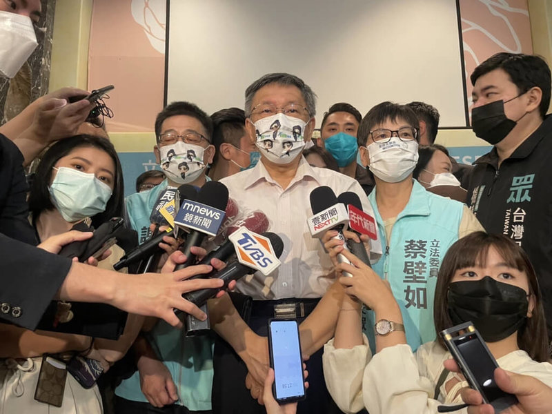 身兼台灣民眾黨主席的台北市長柯文哲(中)、民眾黨立委蔡壁如(右2)等人31日出席民眾黨新北市黨部舉辦的參選人亮相記者會。(民眾黨提供)中央社記者陳俊華傳真 111年7月31日
