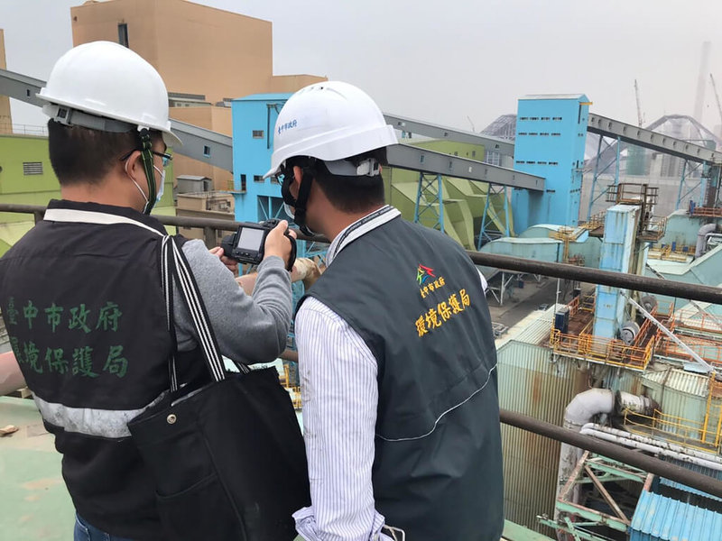 台中市政府為改善空氣品質環境,透過廣設空氣品質感測器結合物聯網科技建置「空品數據中心」以蒐集氣象資料,並藉大數據分析及人工智慧技術限縮污染熱區,提升稽查單位績效。(台中市政府提供)中央社記者蘇木春傳真 111年7月31日