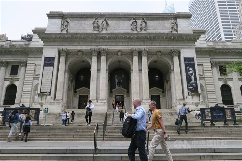 圖為25日紐約公共圖書館外民眾。（中央社檔案照片）