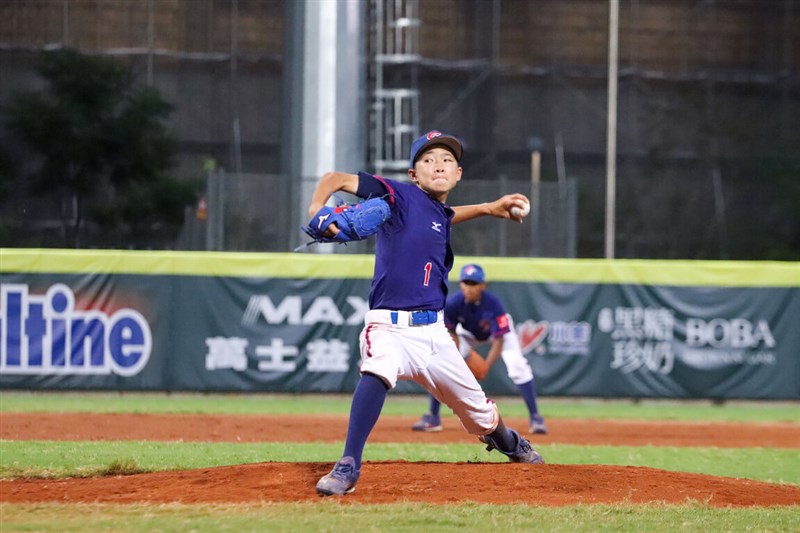 台灣隊31日晚間交手墨西哥隊,先發投手吳聖智(前)主投4局飆8K,封鎖對手打線獲勝投,率隊拿下預賽第2勝。(中華民國棒球協會提供)中央社記者謝靜雯傳真 111年7月31日