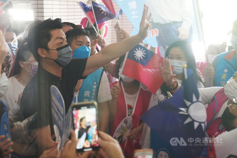 國民黨台北市長參選人蔣萬安(前左)31日在百齡高中出席士林區後援會成立大會,向熱情支持者揮手致意。中央社記者徐肇昌攝 111年7月31日