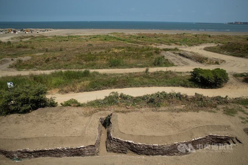 國軍在漢光演習期間，於八里海灘一帶挖壕溝，進行聯合反登陸課目。中央社記者游凱翔攝 111年7月31日