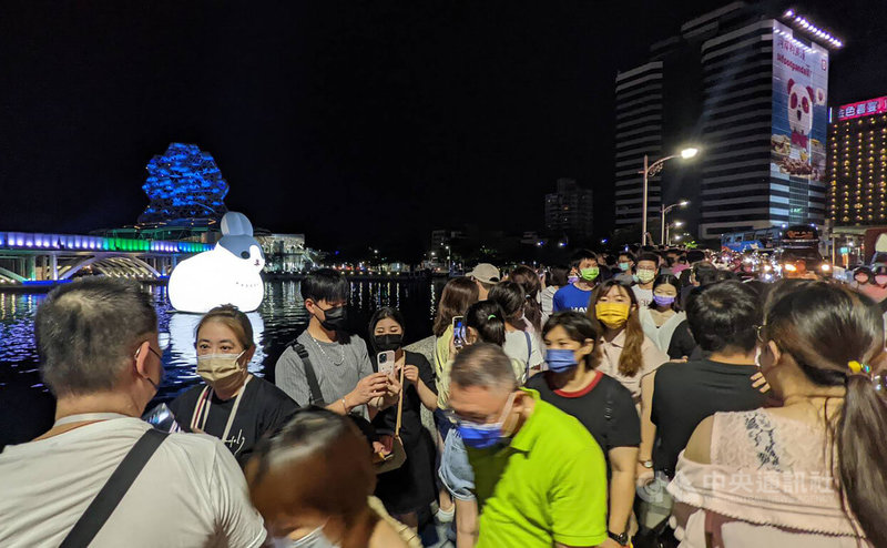 高雄市政府推出「聊療漂漂河」計畫,將6個高雄創作者創作的貼圖明星角色巨大化實體現身愛河灣,一旁五福橋上31日有不少民眾前往拍攝ㄇㄚˊ幾兔可愛身影。中央社記者曾以寧攝 111年7月31日