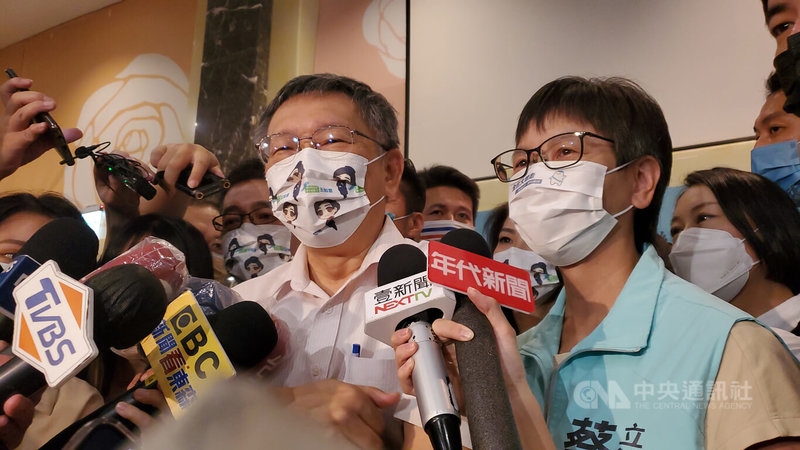 台灣民眾黨主席柯文哲（前右2）針對是否推出新北市長參選人的問題表示，9月2日選舉登記截止前都可以想一下，因為有市長候選人是比較容易拉抬選情。中央社記者王鴻國攝  111年7月31日