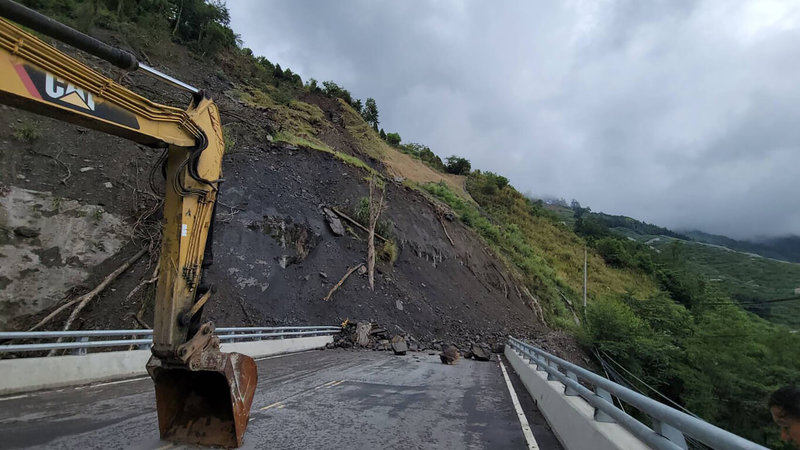 台8線77公里處中橫便道台中市和平區梨山路段31日下午突然發生上邊坡坍方,造成雙向道路受阻,警方獲報到場實施交管,並通知谷關工務段梨山監工站調派機具處理。(警方提供)中央社記者蘇木春傳真 111年7月31日