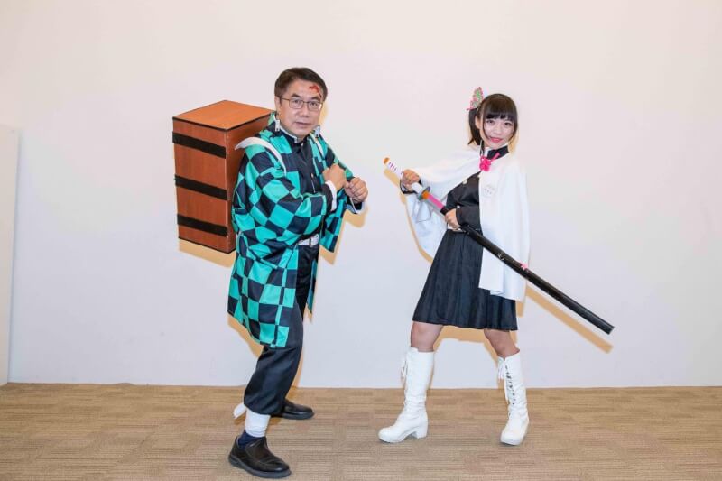 台南市長黃偉哲(左)Cosplay鬼滅之刃主角「竈門炭治郎」與高雄市議員黃捷(右)扮演的「栗花落香奈乎」。(圖取自facebook.com/taiwanweicher)
