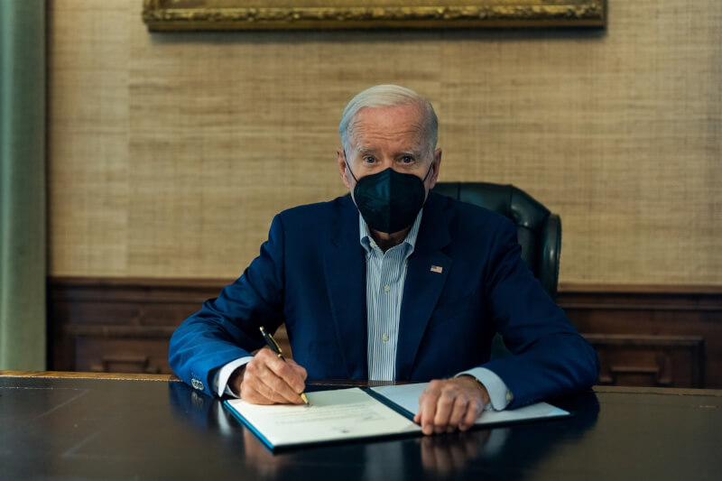 美國總統拜登7日COVID-19檢測連續第2天呈陰性，在接連檢測呈陽性近一週後，得以解除隔離。（圖取自twitter.com/POTUS）