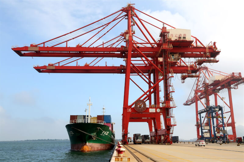 中國國家統計局31日公布，7月製造業採購經理人指數（PMI）為49，較6月下降1.2個百分點。圖為江蘇連雲港港口碼頭裝卸貨物。（中新社）
