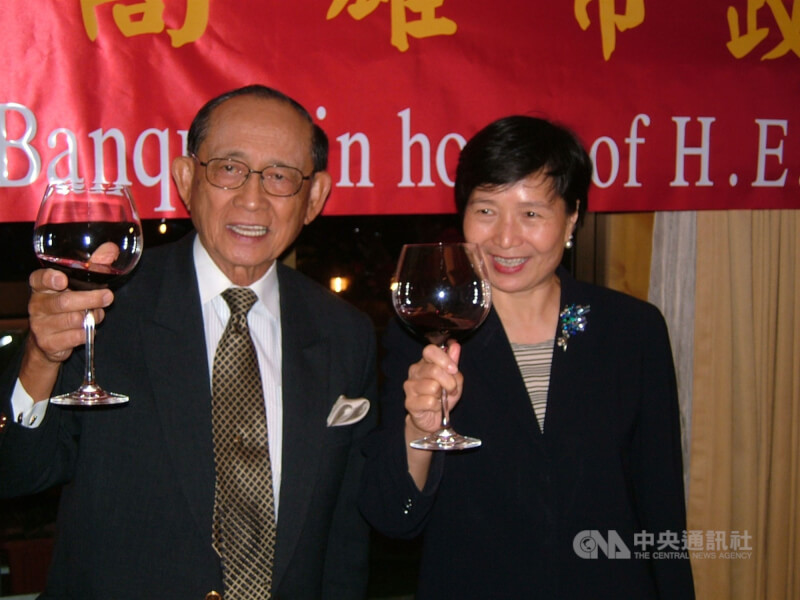 圖為2005年羅慕斯 (左）訪問團赴高雄，時任代理市長葉菊蘭接見歡迎。（中央社檔案照片）