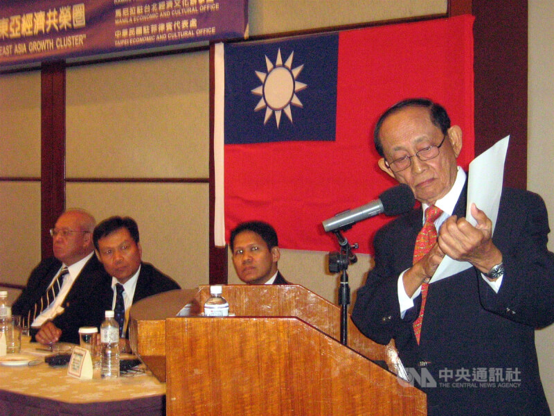 圖為羅慕斯（右）2009年2月在台北的台菲商務會議發表專題演說。（中央社檔案照片）