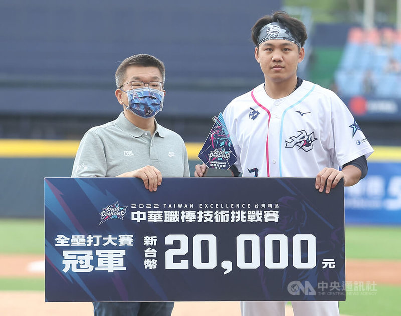 2022中華職棒明星對抗賽全壘打大賽最終結果出爐,遞補參賽的林子豪(右)決賽共敲出9轟,以20歲寫下最年輕奪冠紀錄,賽後由中職會長蔡其昌(左)頒獎。中央社記者張新偉攝 111年7月31日
