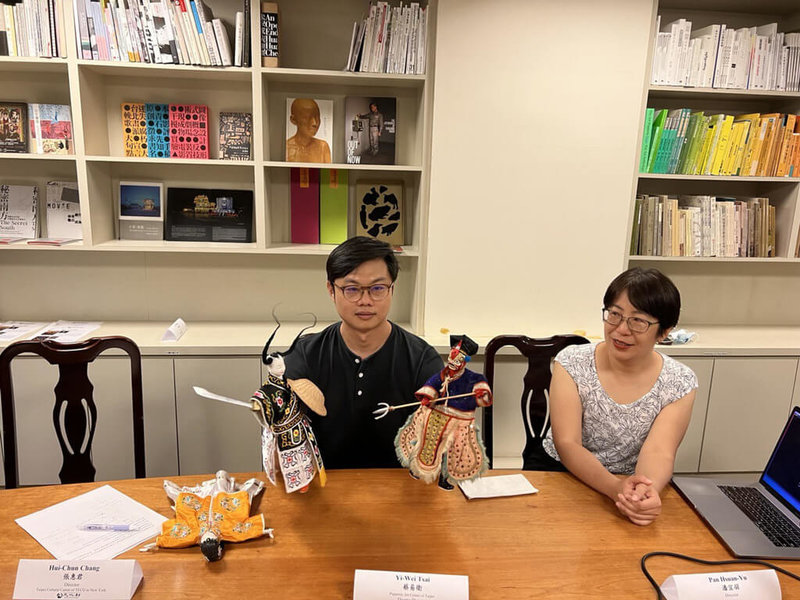 台北偶戲館館長蔡易衛(左)6月起在紐約展開布袋戲文化交流,參與旅美導演潘宣羽(右)的紀錄片拍攝計畫。兩人7月28日出席駐紐約台北文化中心記者會。(駐紐約台北文化中心提供)中央社記者尹俊傑紐約傳真 111年8月1日
